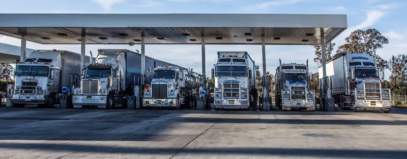 Reihe großer Trucks an einer Tankstelle in Australien