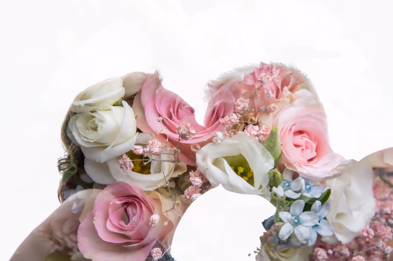Brautstrauß mit weißen und rosa Rosen in Nahaufnahme