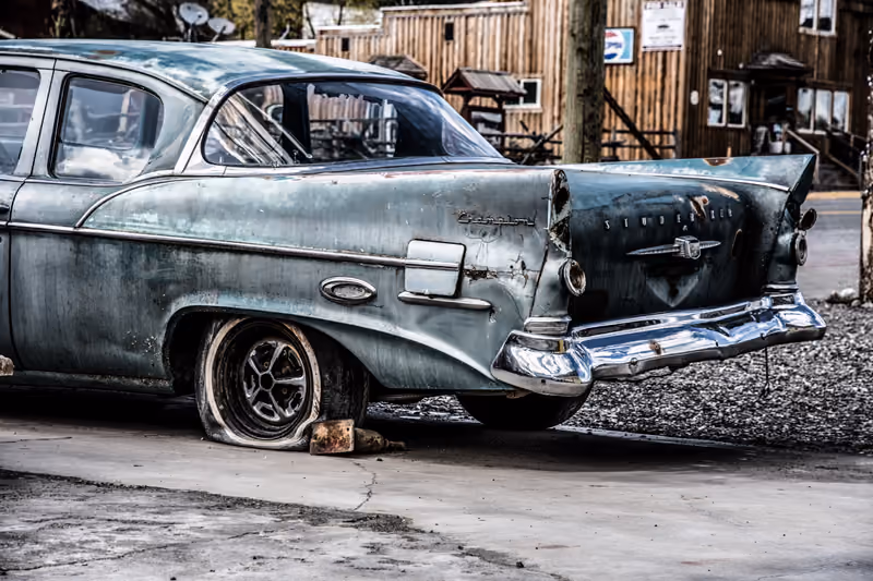 Verrosteter Oldtimer mit platten Reifen in Kanada