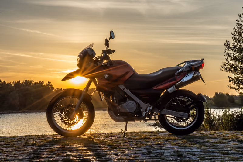 Motorrad im Gegenlicht der Abendsonne
