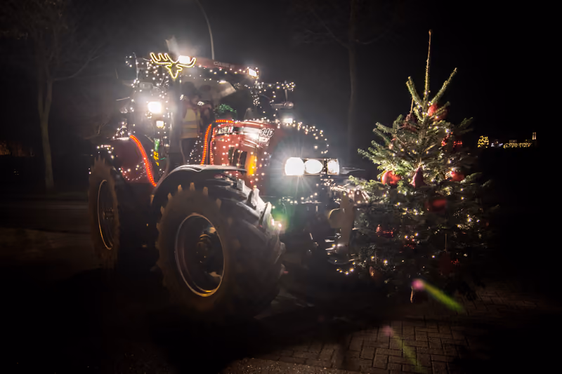 Mit Lichterketten geschmückter Traktor beim Treckerkonvoi in Raesfeld